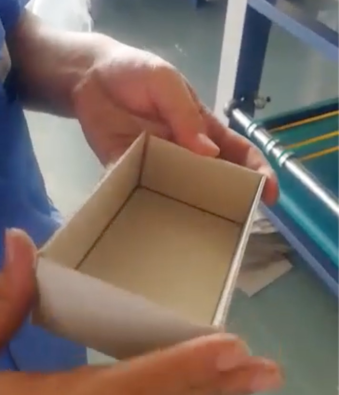 V: 회색 종이판으로 만든 갈라진 기계